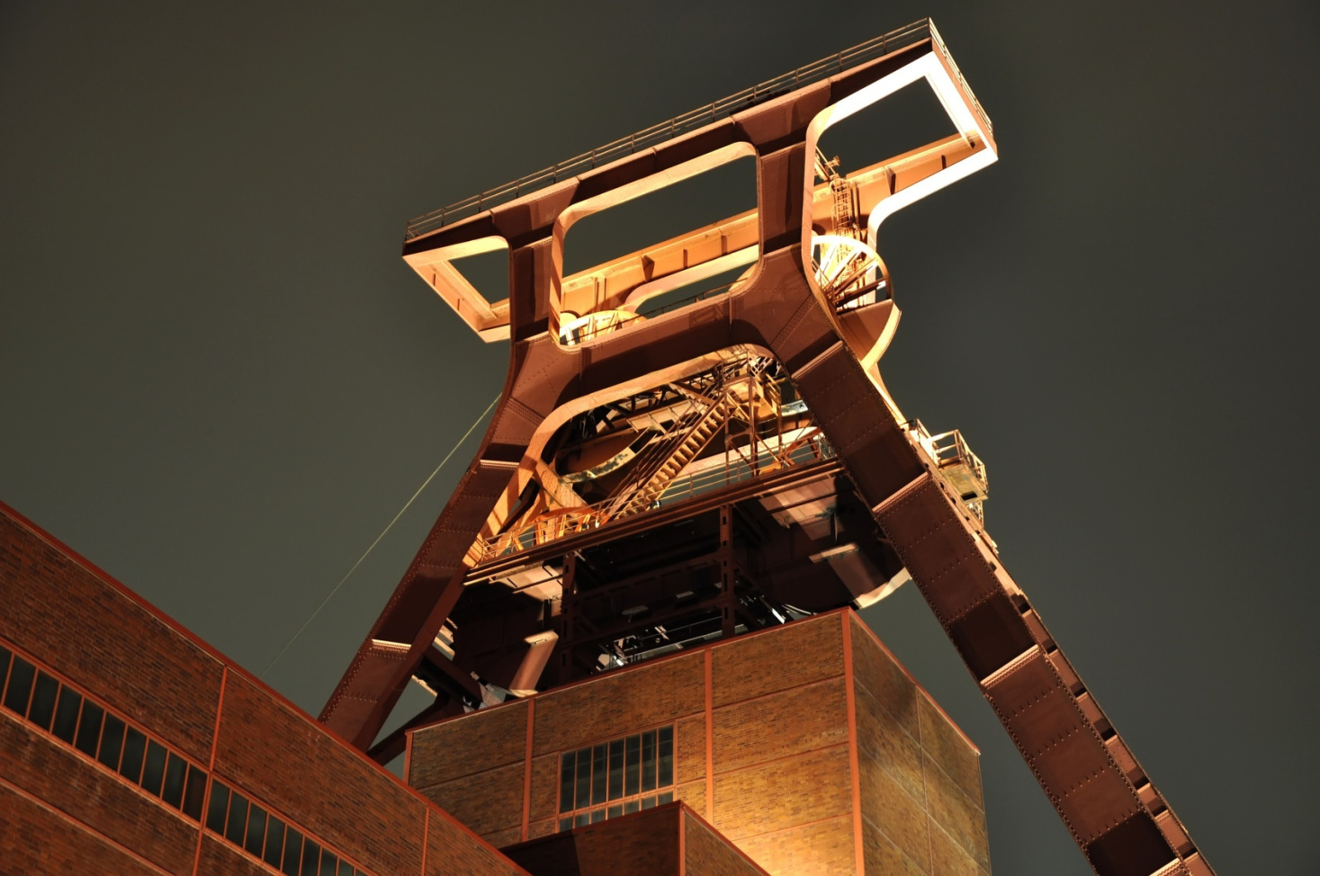 Bild der illuminierten Zeche Zollverein bei Nacht, Kurtz Detektei Essen