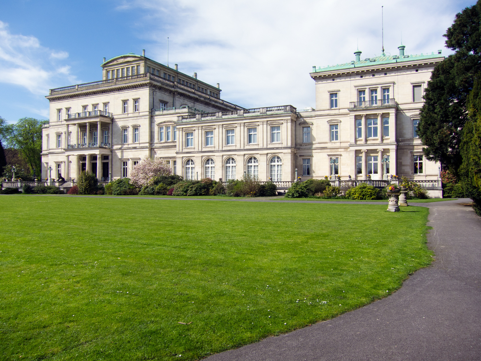 Nur Ruß und Arbeit in Essen? Das heutige Museum Villa Hügel mit seinen wechselnden Ausstellungen sagt etwas anderes.