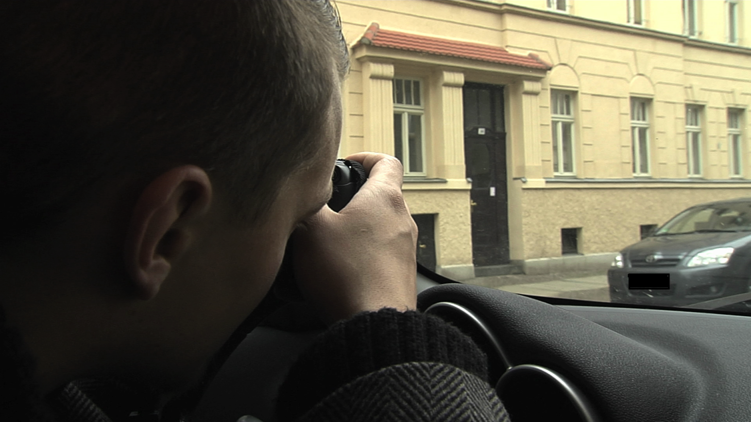 Patrick Kurtz observiert im Auto; Kurtz Detektei Essen