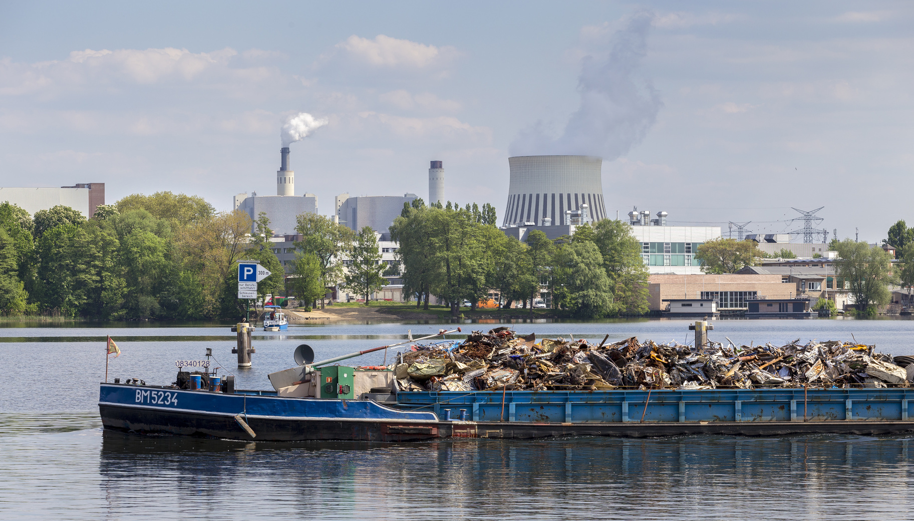 Müllschiff auf Rhein vor Kraftwerk; Essen Detektei, Essen Detektiv, Essen Wirtschaftsdetektei, Essen Wirtschaftsermittler