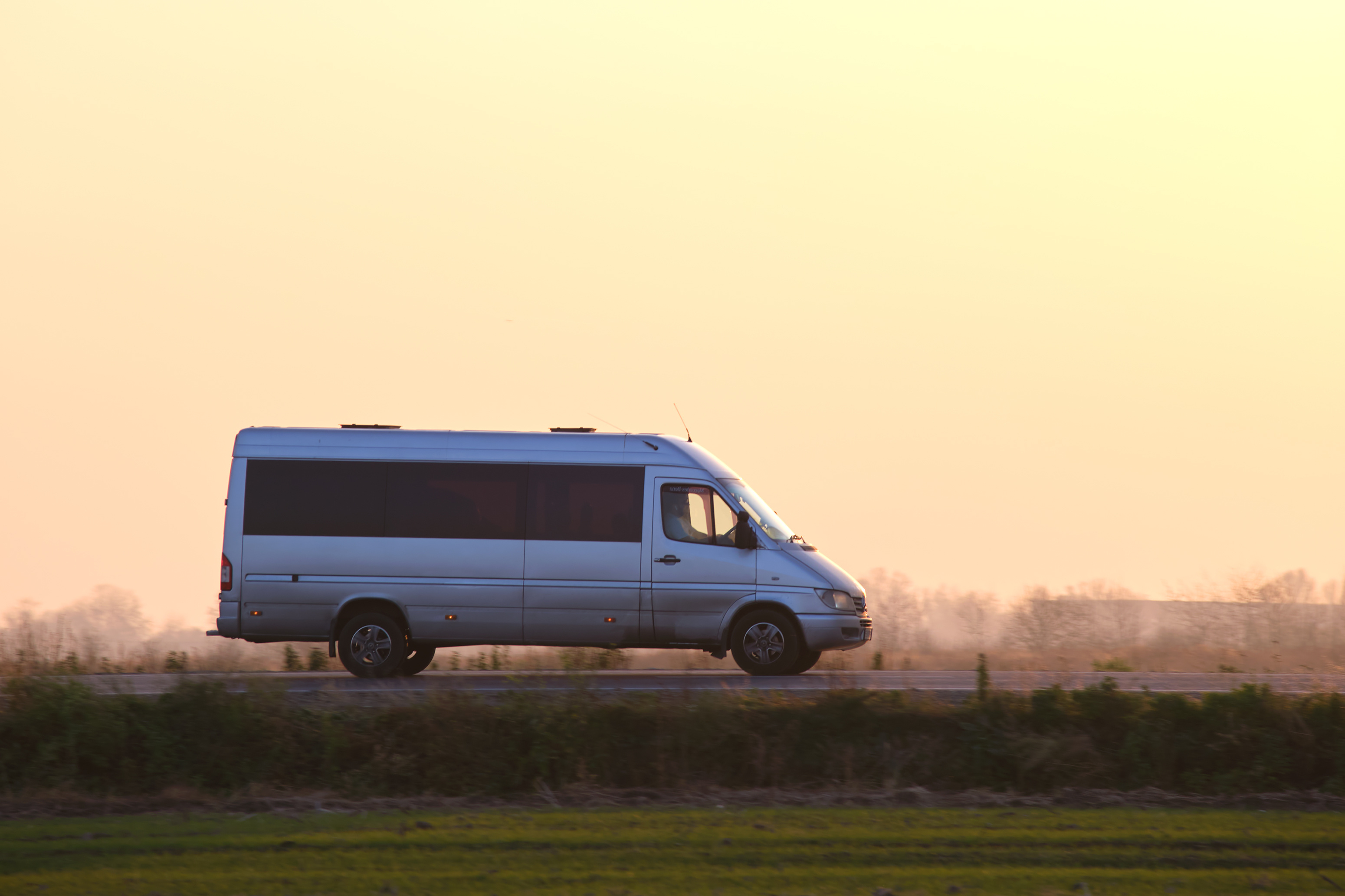 Kleinbus auf Landstraße in Abenddämmerung; Detektivbüro aus Essen, Privatdetektei aus Essen, Privatermittler aus Essen, Detektivteam aus Essen